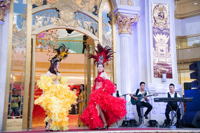 Tuần lễ Trang sức DOJI 2019 có chủ đề Sparkling Color là sự kiện thường niên đầu tiên của Tập đoàn Vàng bạc Đá quý DOJI, sau đó sự kiện sẽ được tổ chức định kỳ hàng năm vào dịp 20/10 với quy mô lớn, khẳng định vị thế của thương hiệu này trong lĩnh vực vàng bạc đá quý. Xem thêm thông tin chi tiết chương trình tại: &nbsp;http://bit.ly/2VSyDdQ