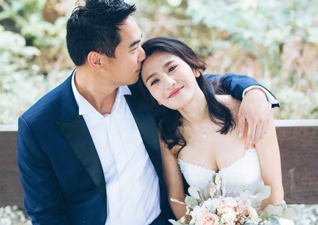 Tháng 6.2018, cô tổ chức lễ cưới đơn giản với thiếu gia giàu có Địch Chí Vinh. Bạn trai cũ từng vướng bê bối ân ái trong toilet cùng cô là Lâm Tri Dự đã lên xe hoa từ đầu năm 2016.