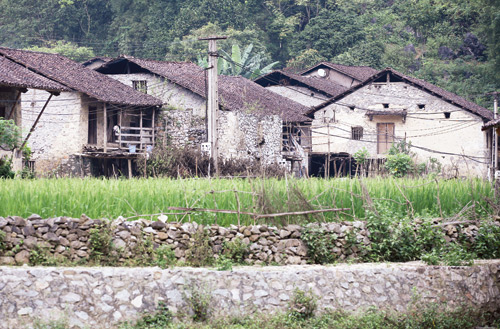 Những tường nhà, bờ rào đá cùng với mái âm - dương thâm trầm tạo nên kiến trúc độc đáo khác hẳn những nhà sàn bằng tre, gỗ quen thuộc của người Tày ở các vùng khác trên các tỉnh miền núi phía Bắc Việt Nam.