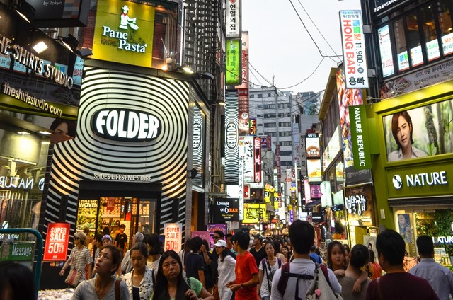 Chợ Myeongdong luôn thu hút khách tham quan mua sắm