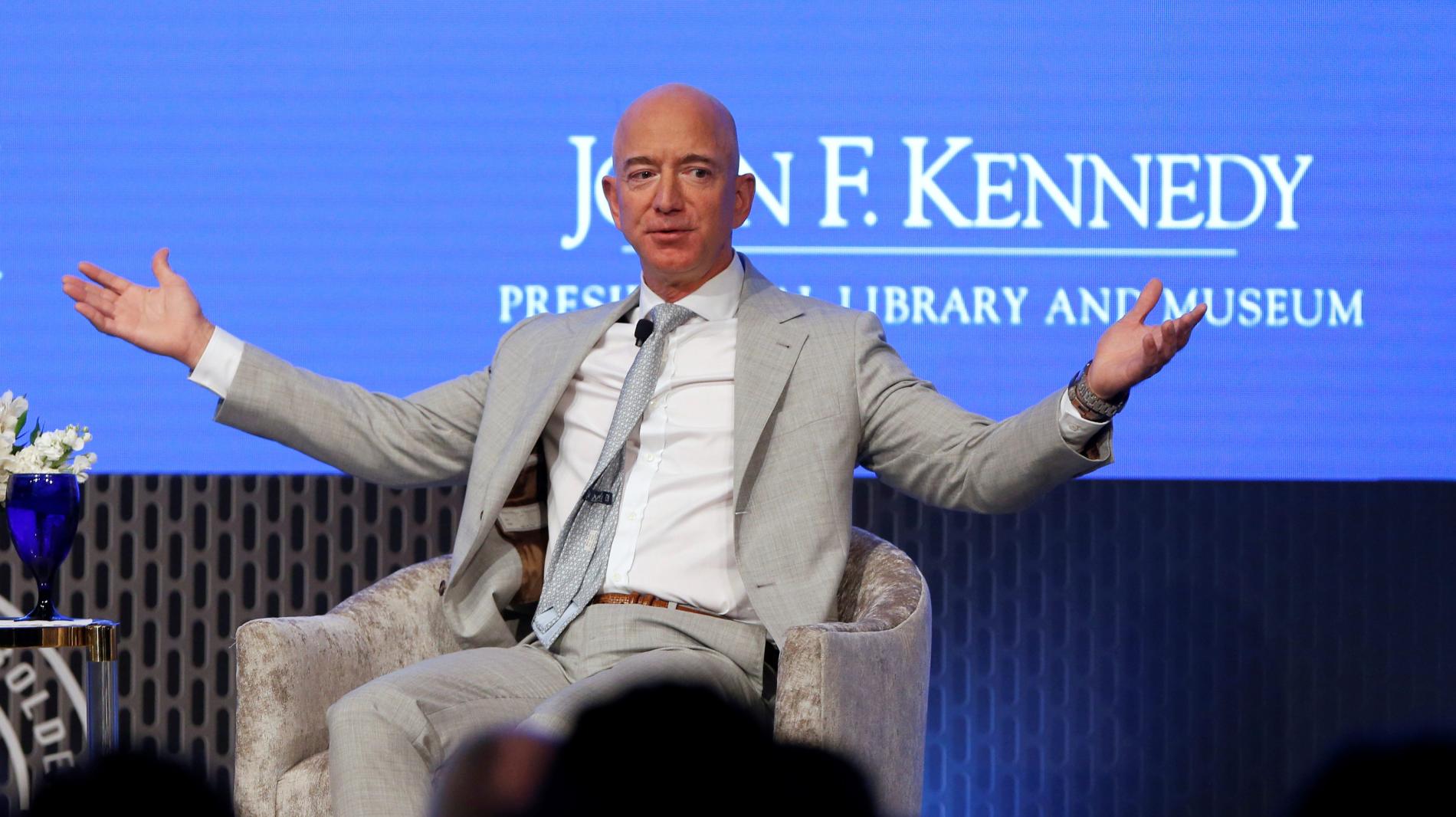 Tỷ phú giàu nhất thế giới Jeff Bezos (Nguồn: Qz)