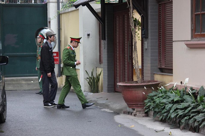 Công an vào khám nhà ông Nguyễn Bắc Son ở ngõ 36C Lý Nam Đế - Ảnh: Huy Thanh