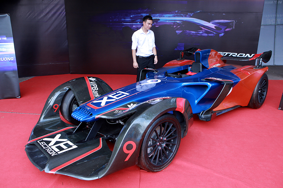 "Siêu xe F1” – Lectron XE1 có động cơ chạy bằng điện, thân thiện với môi trường do Việt Nam sản xuất. “Siêu xe F1" là mô hình được trưng bày tại Đại hội Hội LHTN Việt Nam TP Hà Nội lần thứ VII.
