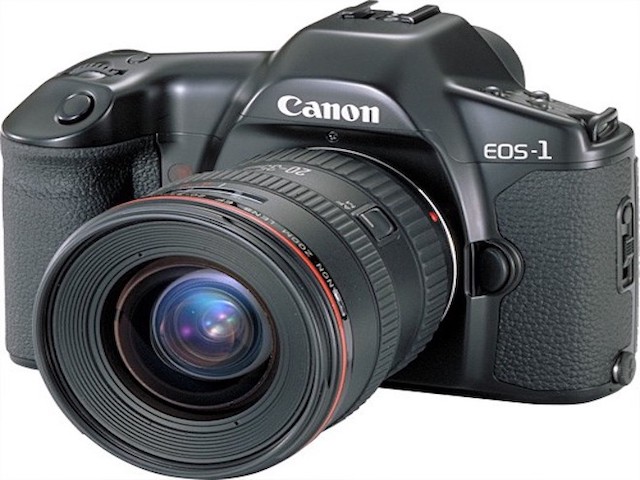Canon "thần tốc" vượt 100 triệu máy ảnh dòng EOS dùng ống kính chuyển đổi