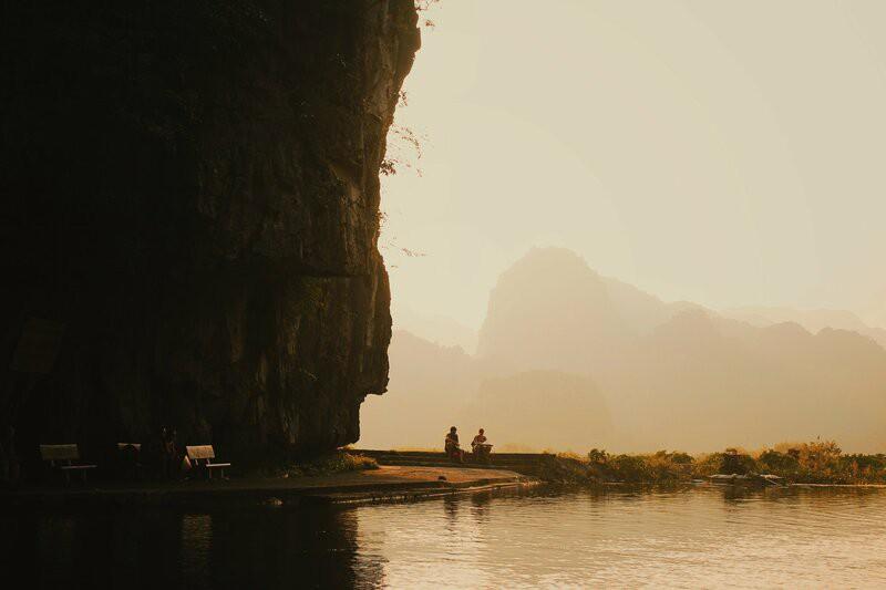 Hoàng hôn lên màu những ngọn núi trùng trùng điệp điệp.