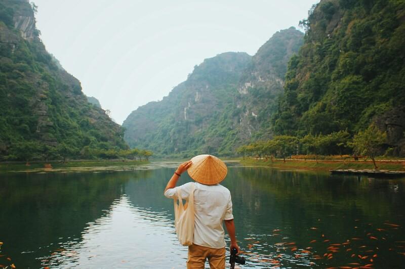 Hoàn Hảo check-in ngay hồ trong Động Am Tiên.