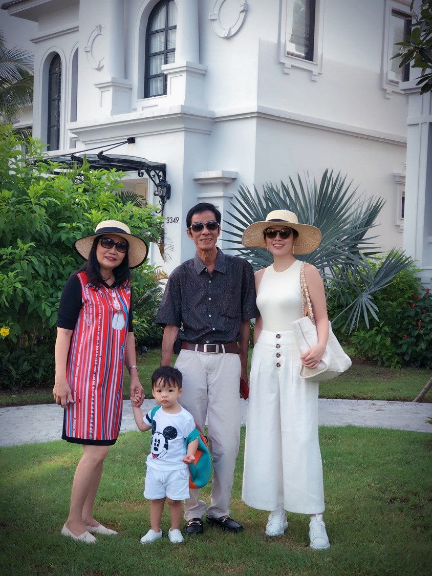 Dương Cẩm Lynh bên bố mẹ và con trai.