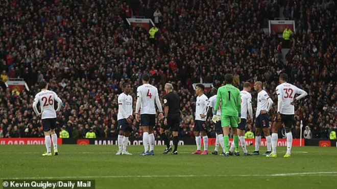 Cầu thủ Liverpool phản ứng vì cho rằng Lindelof phạm lỗi với Mane, nhưng bàn thắng vẫn được công nhận