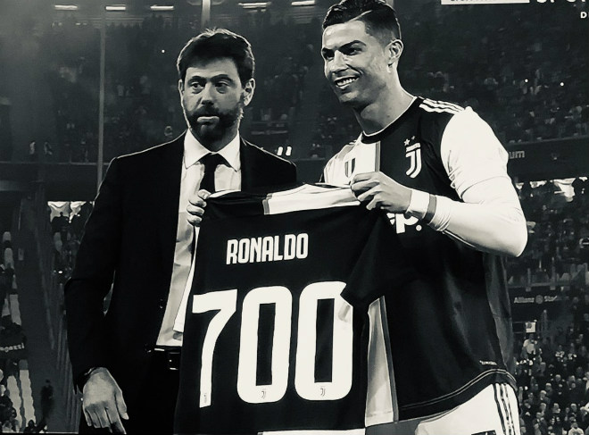 Ronaldo nhận món quà đặc biệt từ Juventus - chiếc áo đấu số 700