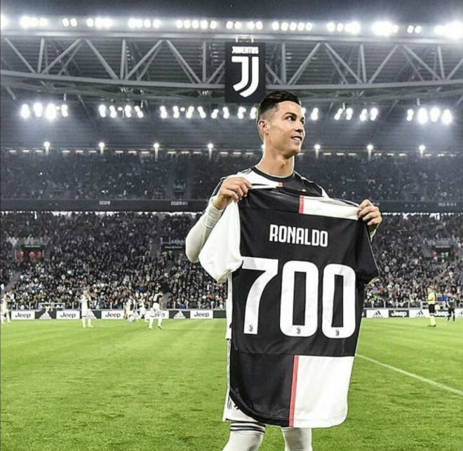 Dù không trực tiếp góp mặt trong ngày Ronaldo cán mốc 700 bàn, Juventus vẫn biết cách "lấy lòng" cầu thủ con cưng bằng món quà ý nghĩa