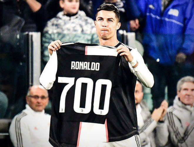 Ronaldo nhận quà &#34;siêu to khổng lồ&#34;, ghi bàn thứ 701 đáp lễ Juventus - 3