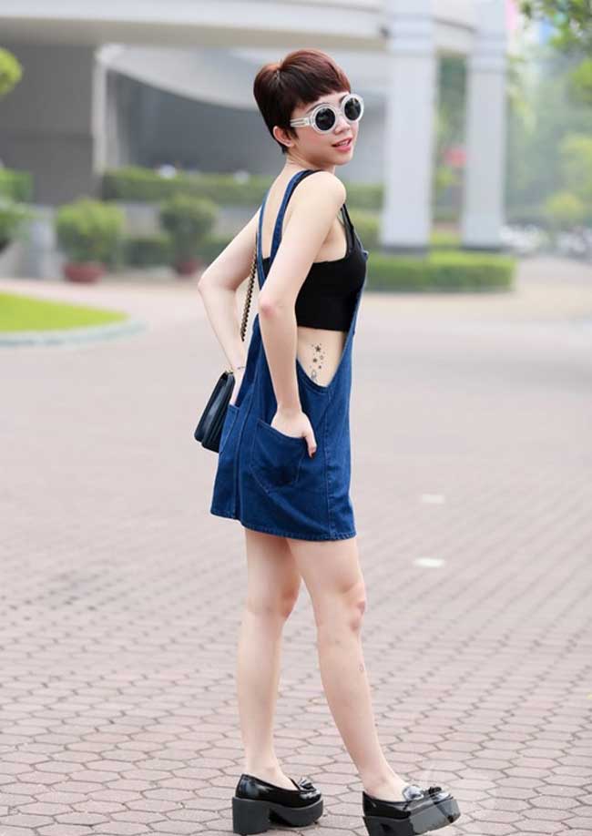 Hình xăm chạy dọc eo được Tóc Tiên ưu ái. Cô thường mặc trang phục cut-out để lộ hình xăm này.