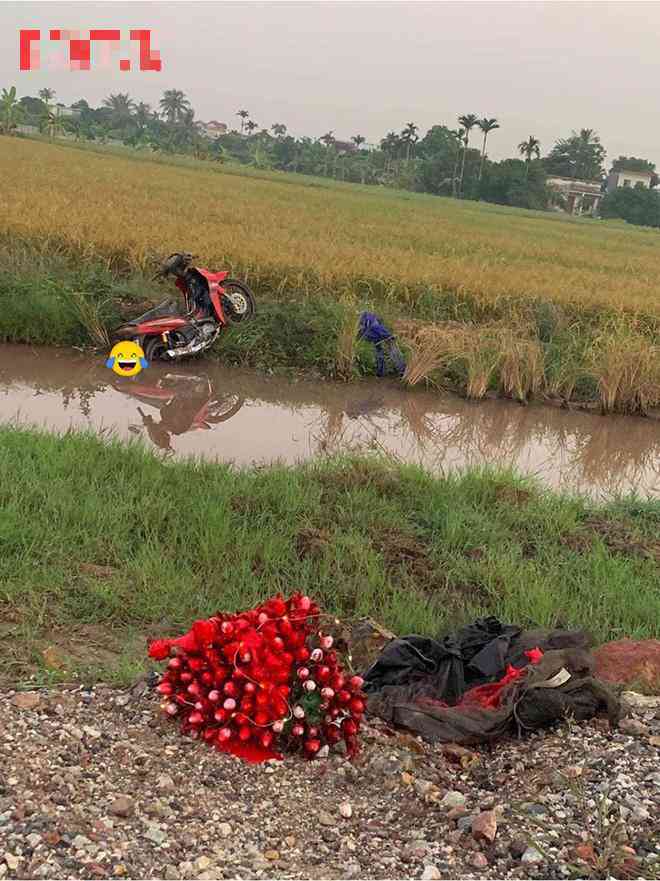 Bó hoa sáp đã tơi tả thế này.