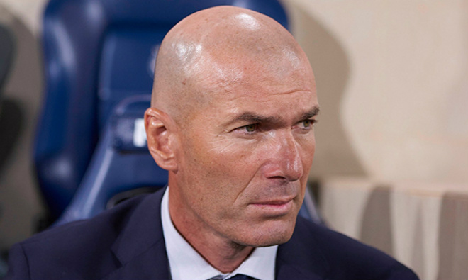 HLV Zidane ngồi trên đống lửa