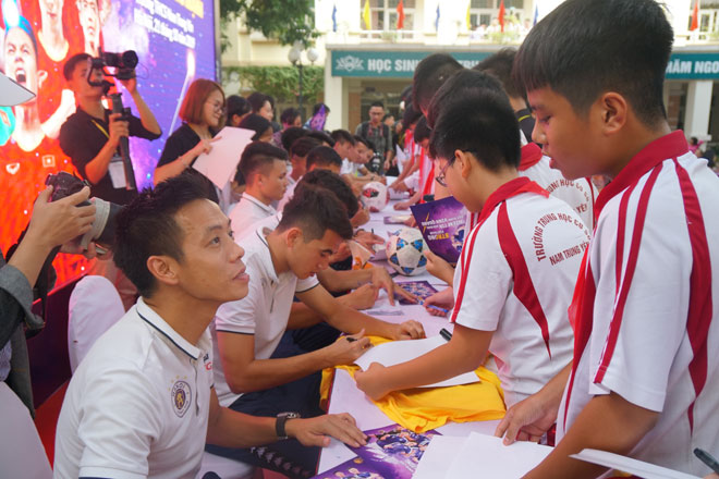 Cuối chương trình, đội trưởng Văn Quyết và đồng đội&nbsp;ký tặng các em học sinh có mặt tại buổi giao lưu. Ngày 23/10, thầy trò HLV Chu Đình Nghiêm sẽ có chuyến làm khách đến sân Cửa Ông của CLB Quảng Ninh ở vòng đấu cuối V-League 2019 và nhận danh hiệu vô địch của mùa giải.&nbsp;