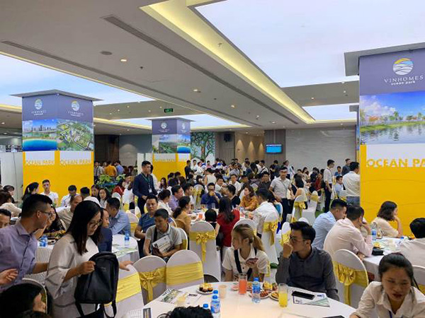 Đông đảo khách hàng và nhà đầu tư đổ dồn sự quan tâm tới Sự kiện mở bán cụm tòa S1.10, S1.11 và S1.12 tại Trung tâm giao dịch BĐS Times City.