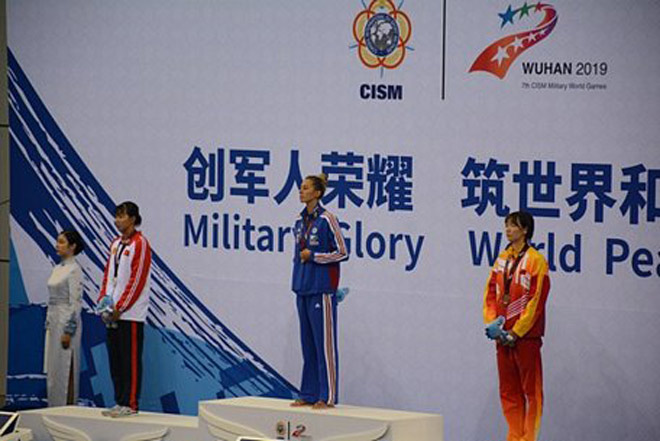 Ánh Viên (trái) giành tấm huy chương đầu tiên cho Việt Nam ở Military World Games 2019