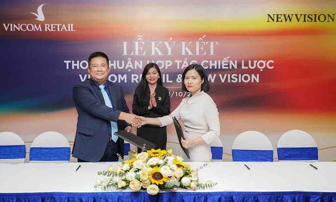 Ông Nguyễn Thế Hưng, Phó giám đốc Công ty trách nhiệm hữu hạn Bất động sản Newvision ký kết thỏa thuận với bà Trần Thu Hiền, Phó Tổng Giám đốc Kinh doanh và Marketing Vincom Retail trong buổi lễ tổ chức ngày 18/10