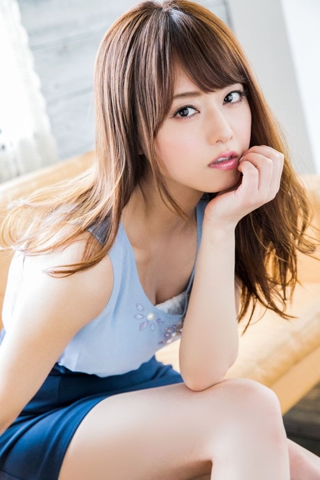 Yoshizawa chưa có ý định kết hôn trong tương lai. Ở tuổi 35, Yoshizawa được nhận xét là trẻ trung hơn so với tuổi thật. Sau khi nghỉ hưu, cô dành thời gian chủ yếu đi du lịch, làm việc. Sau khi giải nghệ, nữ diễn viên cũng ăn vận kín đáo hơn.