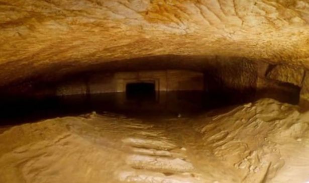 Lối vào hầm mộ bí mật trong hang ngập nước.