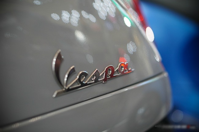 Dòng chữ Vespa bằng crôm cách điệu tăng thêm sự tinh tế cho xe.