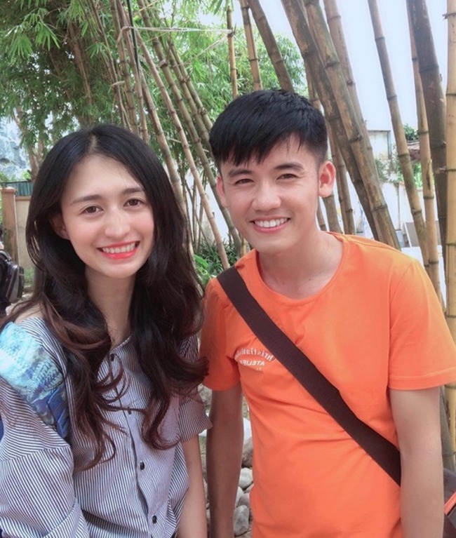 Con trai bà Tân- Hưng Vlog tự hào khoe cô em gái xinh đẹp, tài năng trên mạng xã hội. Từ khi xuất hiện thường xuyên bên gia đình bà Tân, Phương Thảo ngày càng nhận được sự quan tâm của cộng đồng mạng. Không ít người đã &#34;truy tìm&#34; danh tính hot girl này.