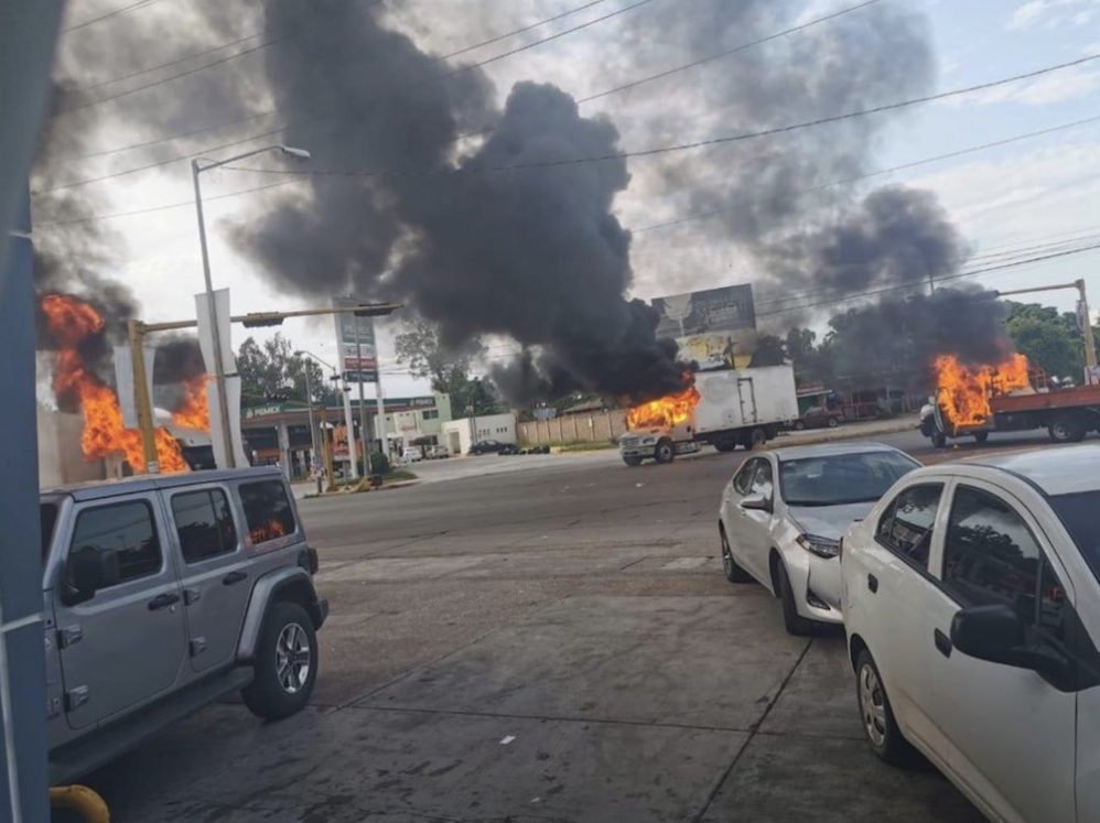 Khung cảnh khói lửa ở&nbsp;Culiacan khi băng đảng Sinaloa hỗn&nbsp;chiến với lực lượng an ninh Mexico.