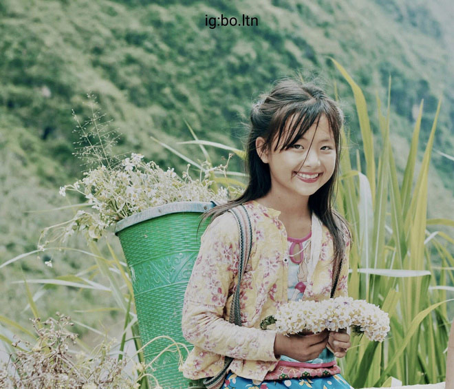Bé gái Hà Giang với nụ cười tỏa nắng gây chú ý khắp mạng xã hội Việt (Ảnh: Lê Thành Nam)