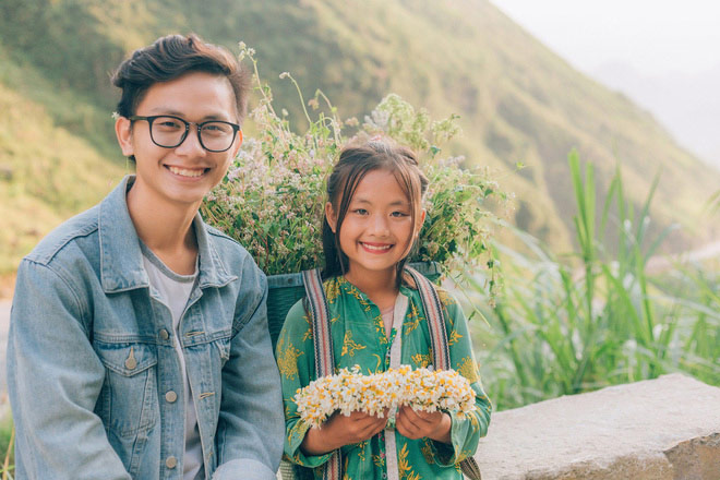 Em bé Hà Giang sở hữu nét đẹp &#34;lạ” gây xôn xao - 2