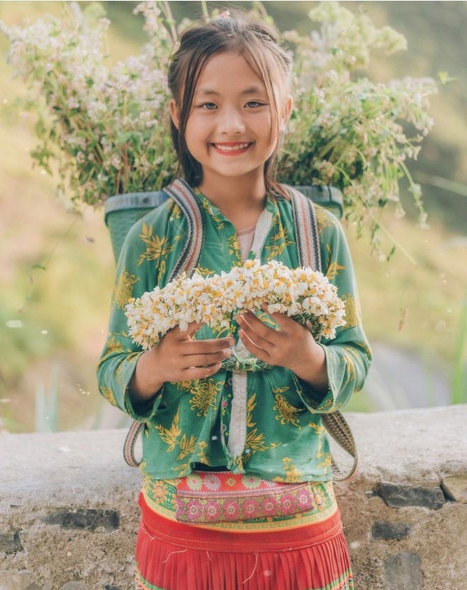 Em bé Hà Giang sở hữu đôi mắt có màu rất lạ, nụ cười duyên dáng, rạng ngời luôn thường trực trên môi (Ảnh: Minh Chiến)