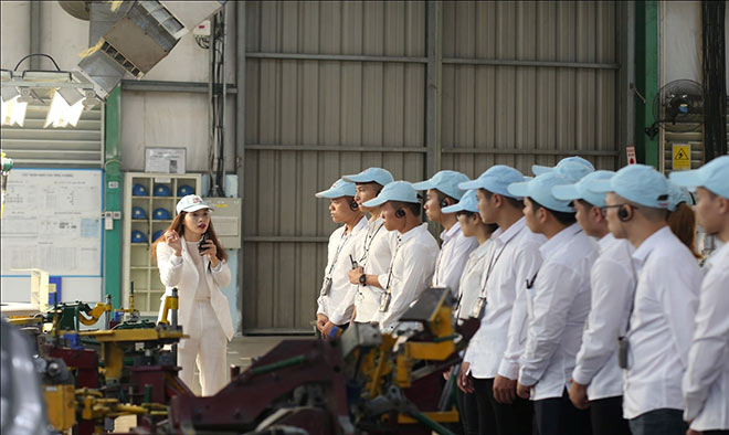 Các em sinh viên nhận Học bổng Toyota 2019 đi tham quan nhà máy Toyota.