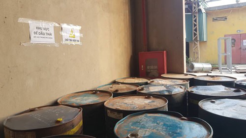 Khu vực chứa các thùng dầu thải tại Công ty CP Gốm sứ Thanh Hà - Ảnh: PHONG SƠN