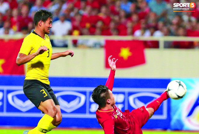 Pha ghi bàn của Quang Hải vào lưới Malaysia