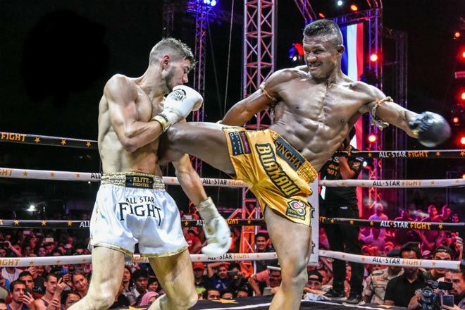 Buakaw Banchamek (phải) lần đầu thi đấu ở Campuchia