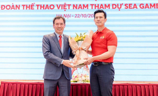 Ông Trần Đức Phấn (trái)