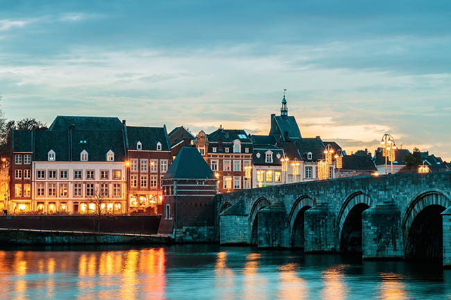 1.Maastricht, Hà Lan

Maastricht là một trong những thành phố lâu đời nhất ở Hà Lan, có nhiều tòa nhà cổ kính, bảo tàng, đặc biệt là nhà thờ màu đỏ nổi tiếng Sint Janskerk.
