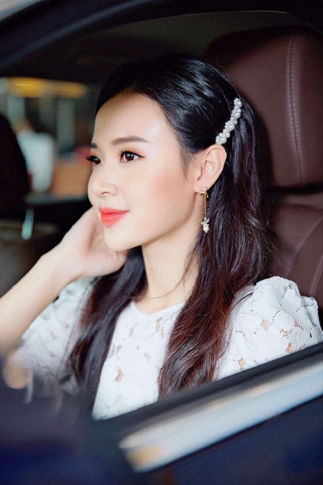 Xinh đẹp và giỏi giang, không ít chàng trai cả trong showbiz và ngoài làng giải trí đều ao ước có được bạn gái như Midu. Nàng hot girl 8X đã từng kêu khổ vì bị thả thính từ trên mạng xã hội đến ngoài đời.