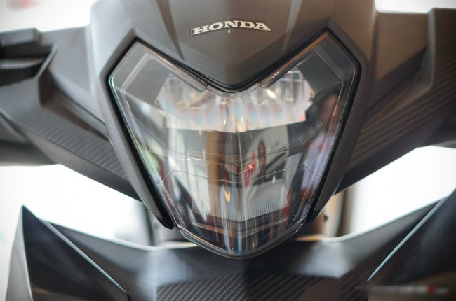 Cận cảnh đèn pha của 2020 Honda Supra GTR150.