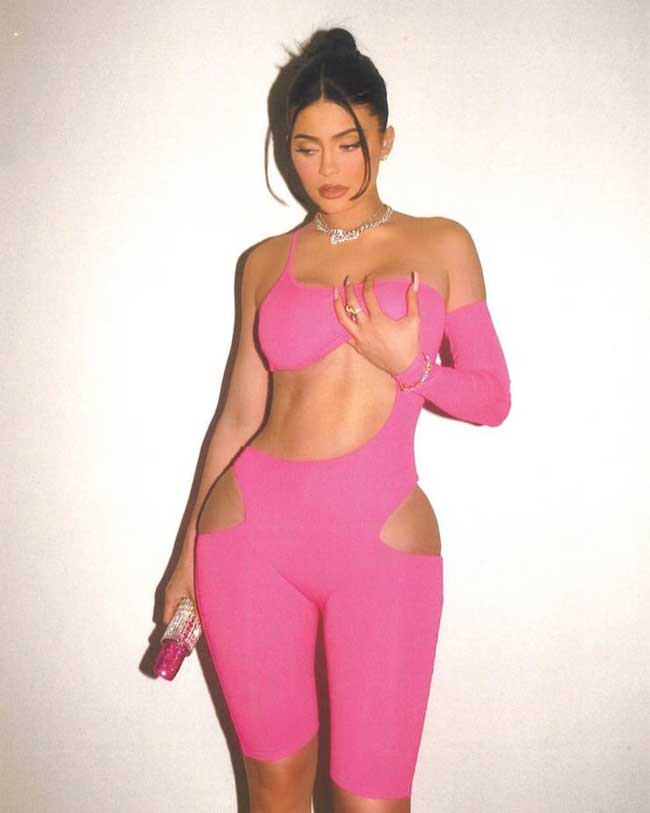 Nhiều trang tin nhận xét Kylie muốn thông qua trang phục gửi thông điệp "dằn mặt" tới tình cũ.
