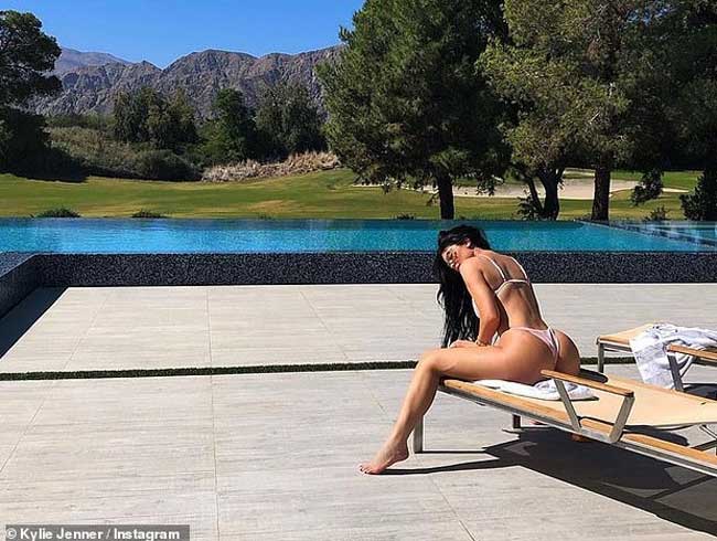Sau khi chia tay nam rapper, Kylie Jenner chăm chỉ đăng những hình ảnh bốc lửa.