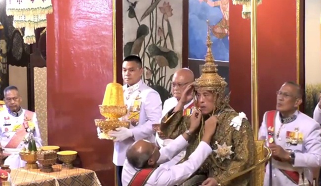 Vào ngày đăng quang, Quốc vương Maha Vajiralongkorn được trao tặng 5 bảo vật Hoàng Gia, bao gồm gươm chiến thắng nặng 7,3kg.