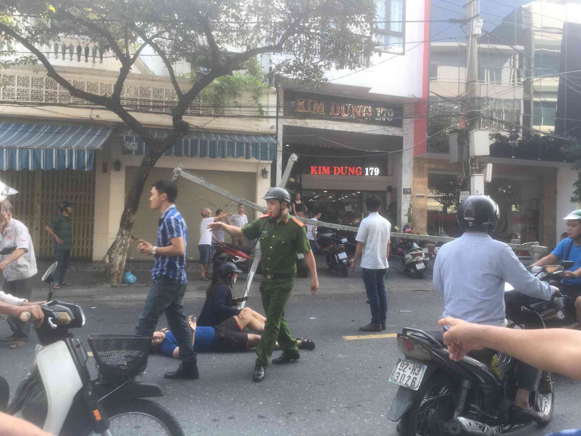 Khung sắt rơi xuống giữa đường va trúng 2 vợ chồng đang đi xe máy