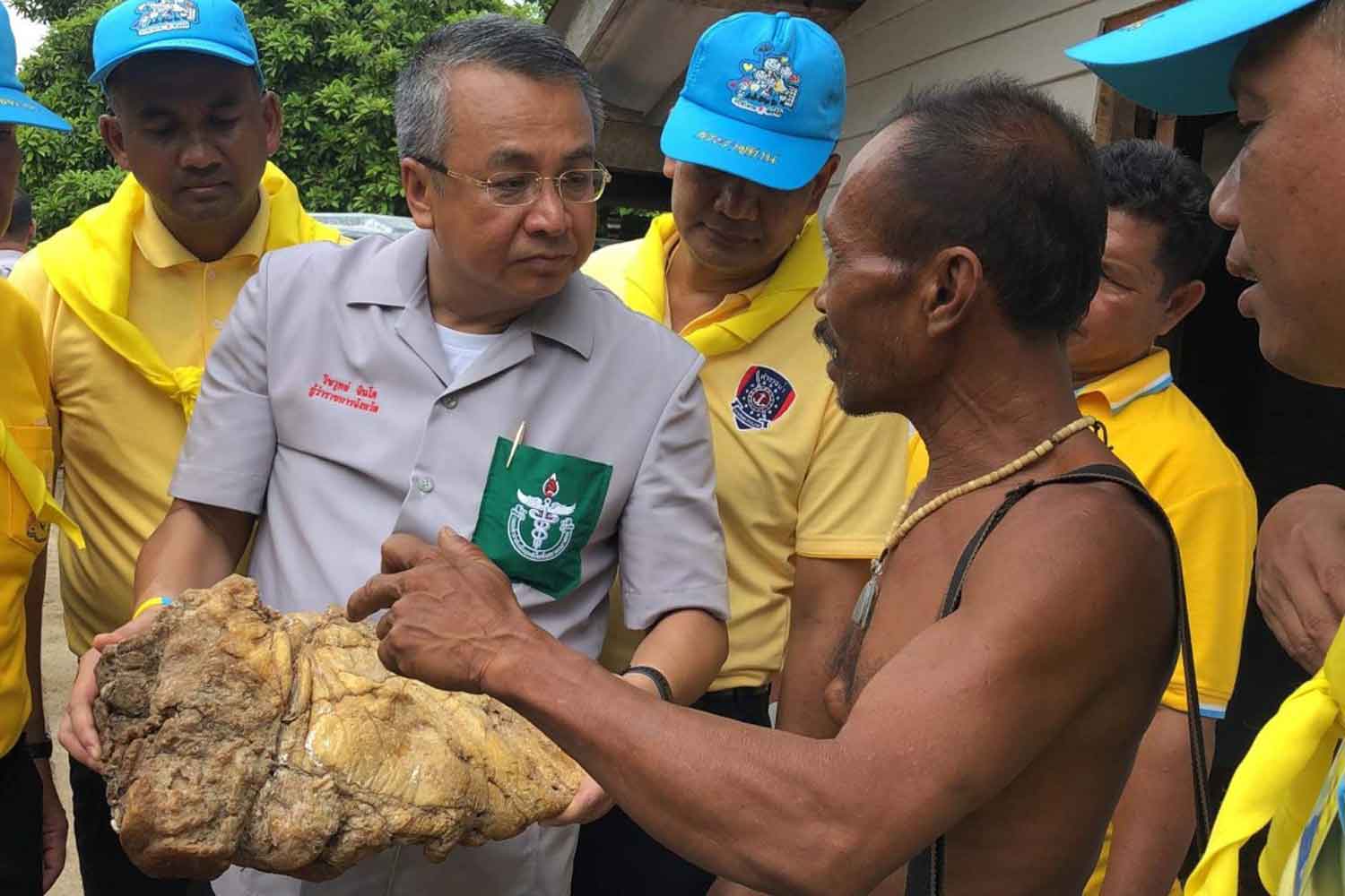 Ngư dân&nbsp; Thái lan cho thống đốc tỉnh&nbsp;Surat Thani xem vật lạ mình tìm thấy.