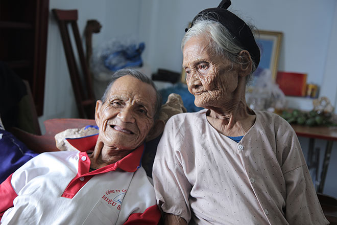 Hai vợ chồng cụ Lương làm đơn xin thoát khỏi hộ nghèo