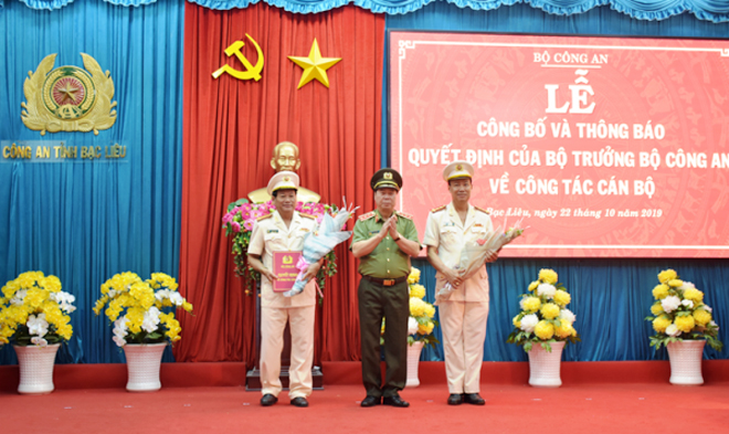 &nbsp;Thượng tướng Bùi Văn Nam trao quyết định của Bộ trưởng Bộ Công an cho đại tá Lê Tấn Tới và đại tá Trần Phong. (Ảnh: Công an Bạc Liêu)