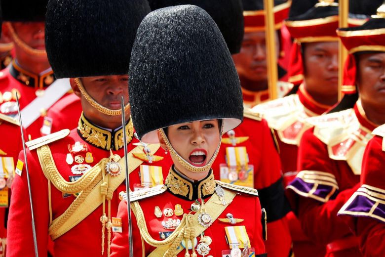 Bà Sineenat diễu binh ở Bangkok trong lễ hỏa táng cố quốc vương Bhumibol. Ảnh: REUTERS