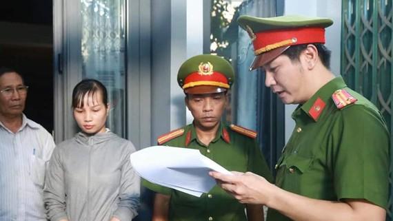 Cơ quan chức năng đọc lệnh bắt giữ đối tượng Trần Thị Như Ý.
