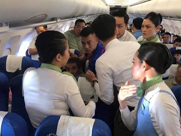 Một bác sĩ có mặt trên chuyến bay đã kịp thời cấp cứu nữ hành khách bị co giật