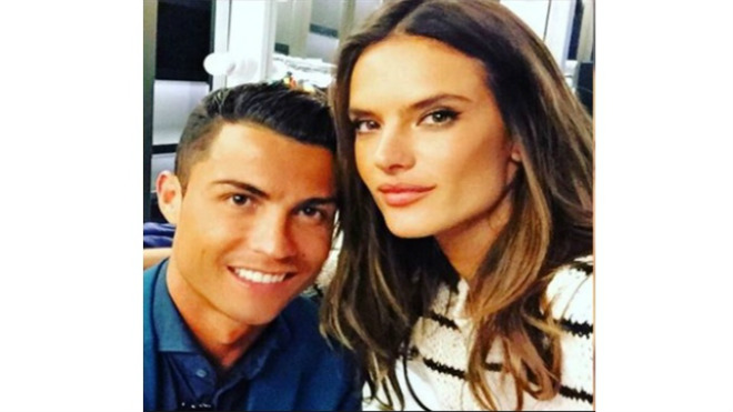 Cristiano Ronaldo và Alessandro Ambrosio cũng từng chụp ảnh thân mật cùng nhau trên trang bìa tạp chí GQ