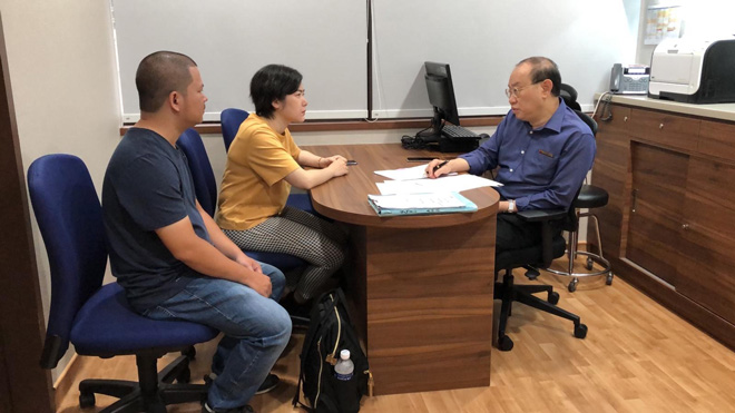 Bác sĩ Patrick Tan tư vấn về tình trạng bệnh của chị Ngọc Anh tại BV Mount Elizabeth, Singapore